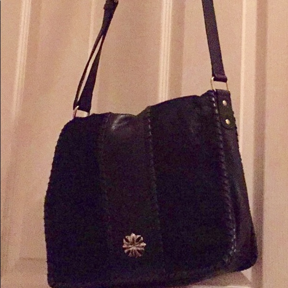 Black shoulder bag, with faux fur